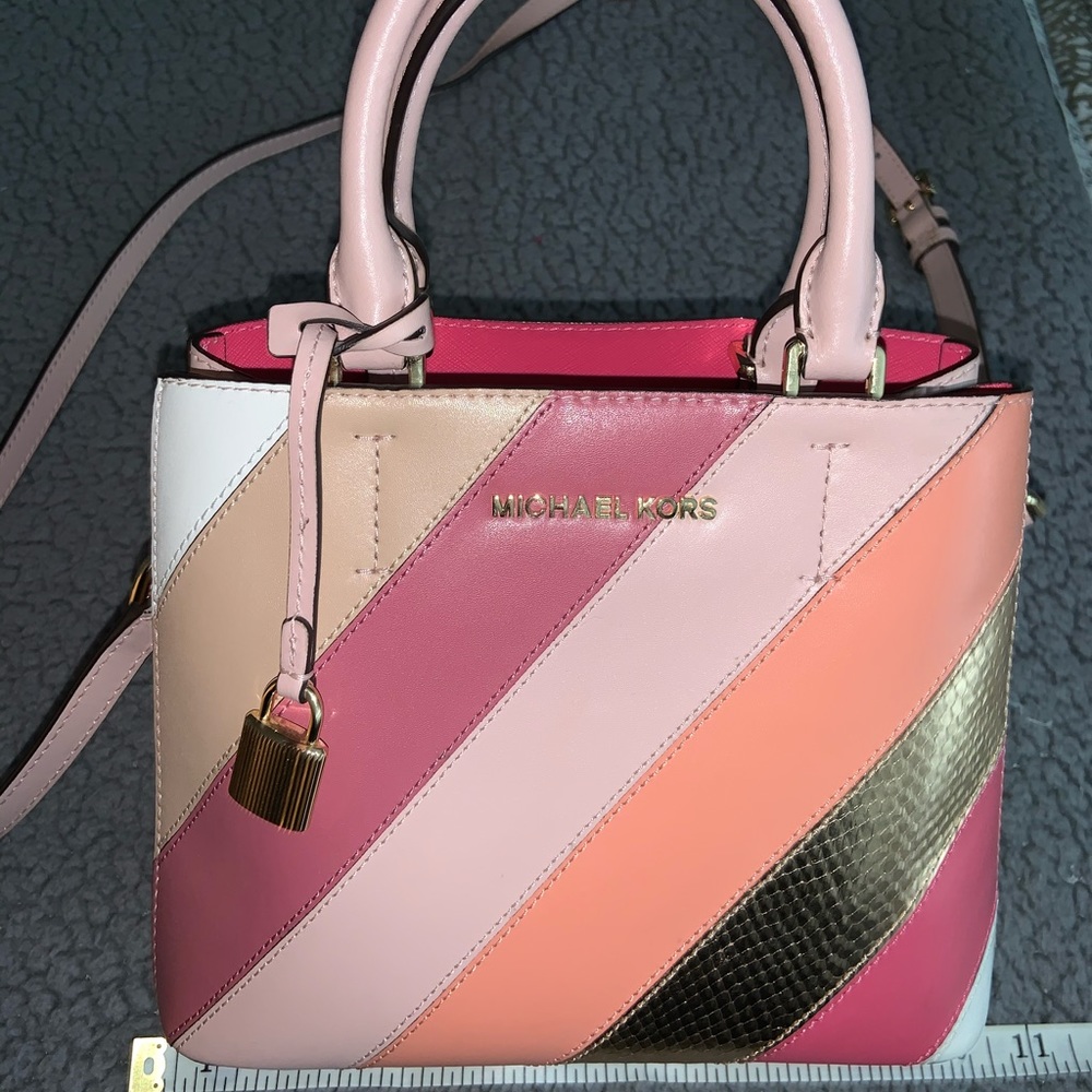 Michaels Kors - medium cross body purse